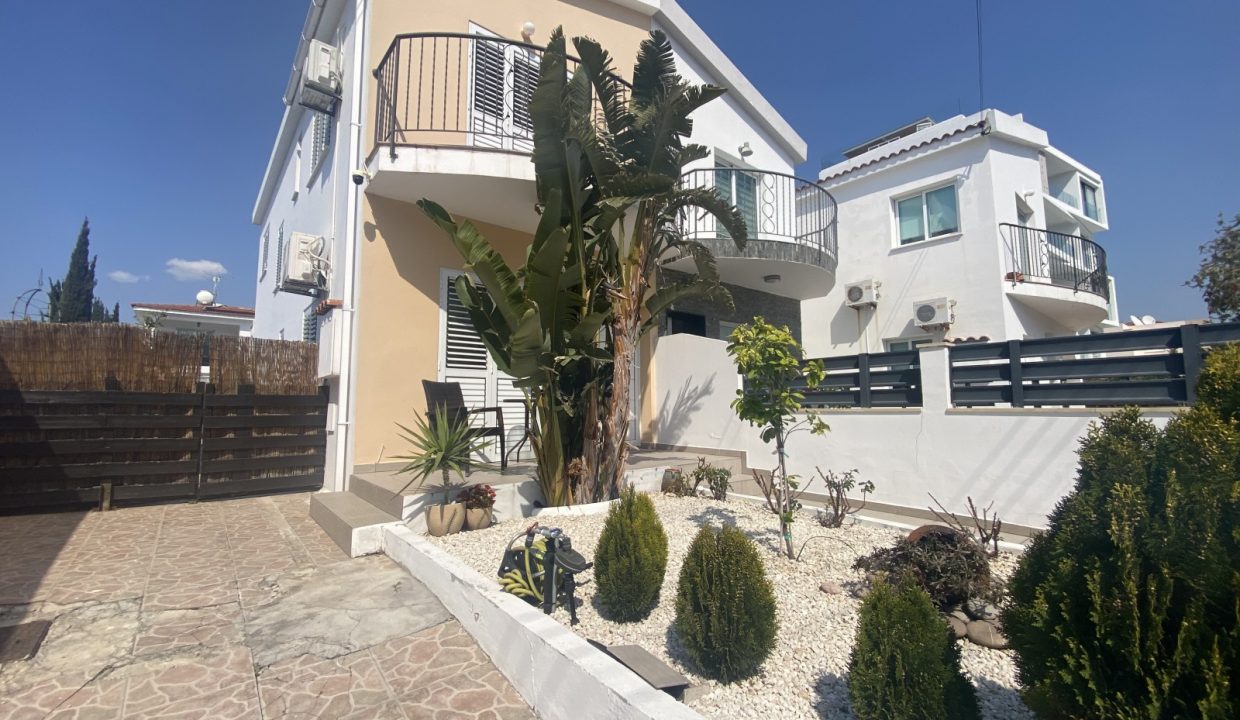 663933-semi-detached-villa-for-sale-in-kato-paphos-universal_orig