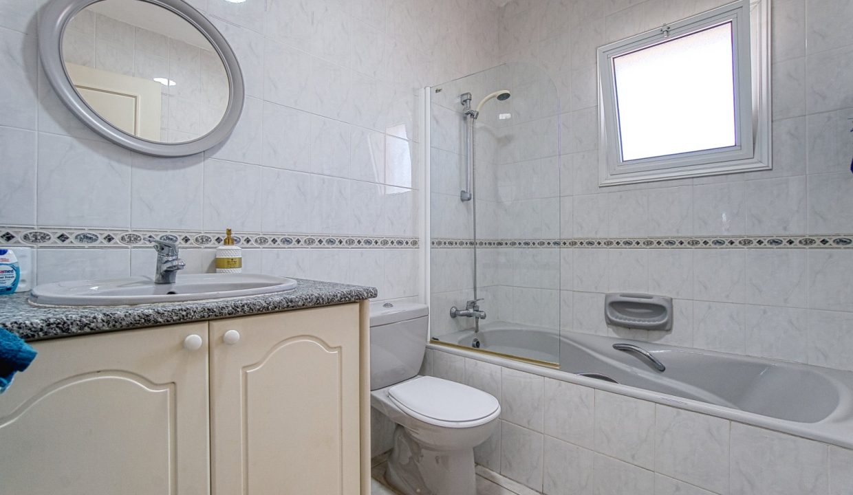 680737-detached-villa-for-sale-in-kato-paphos-universal_orig