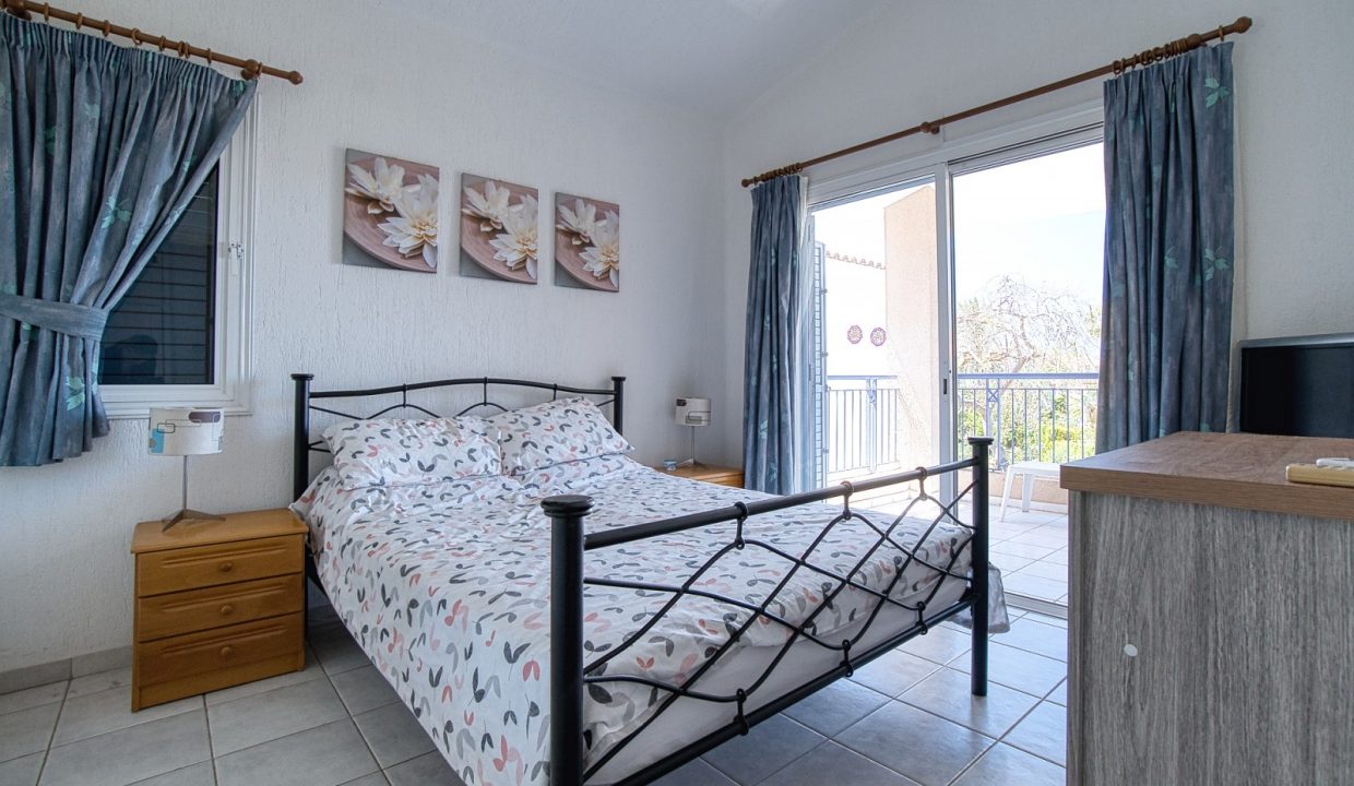 680738-detached-villa-for-sale-in-kato-paphos-universal_orig